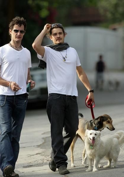Orlando Bloom s svojím domácim miláčikom.jpg