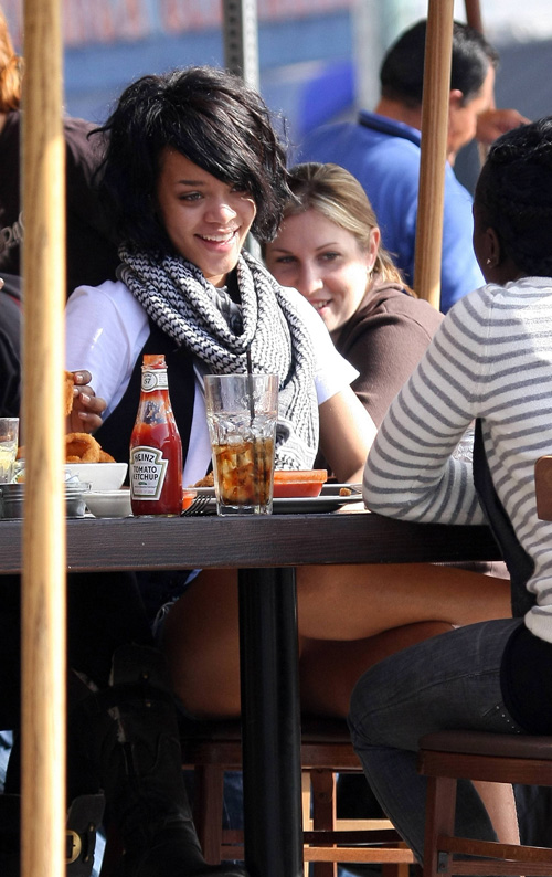 rihanna-lunch-hollywood-1119-4.jpg