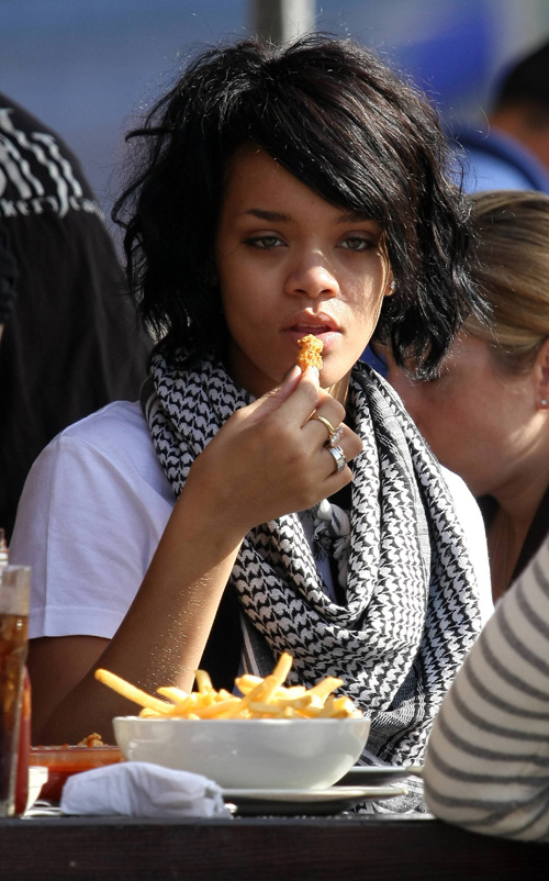 rihanna-lunch-hollywood-1119-12.jpg